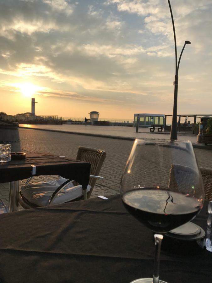 Appartamento Zeedijk Oostduinkerke Frontaal Zeezicht - Volledig Gerenoveerd 2022! Esterno foto